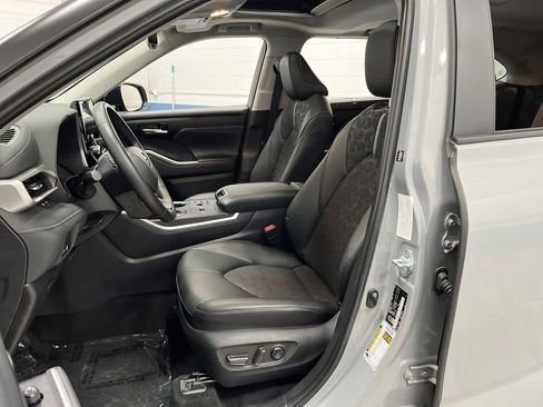 Used 2024 Toyota Highlander XLE image 4
