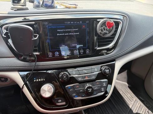 Used 2017 Chrysler Pacifica Limited FWD image 7