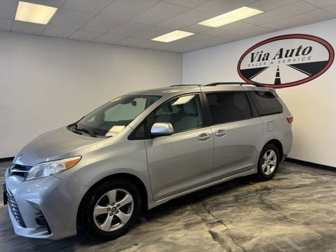 Used 2018 Toyota Sienna LE w/ Carpet Mat Package image 3