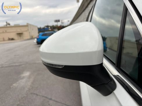 Used 2021 Volkswagen Tiguan SE image 14