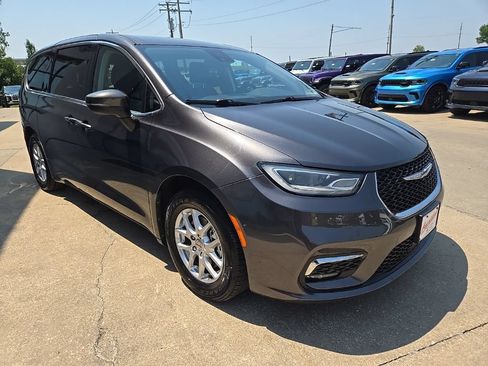 Used 2023 Chrysler Pacifica Touring-L FWD image 13