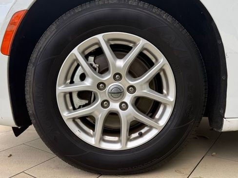 Used 2025 Chrysler Pacifica Select FWD image 34