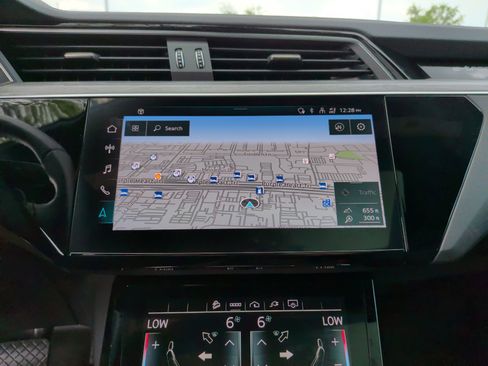 Used 2023 Audi e-tron Premium Plus image 21