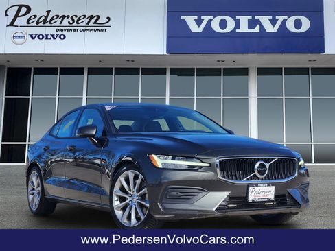 Used 2020 Volvo S60 T6 Momentum image 1