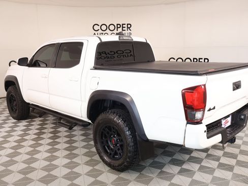 Used 2018 Toyota Tacoma TRD Off-Road w/ Technology Package AWD/4WD image 23