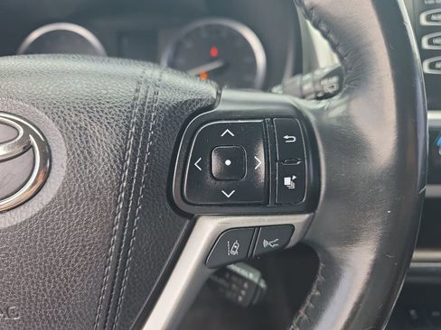 Used 2017 Toyota Highlander SE AWD/4WD image 16