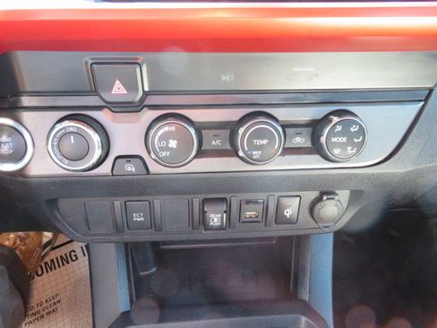 Used 2020 Toyota Tacoma TRD Sport image 28