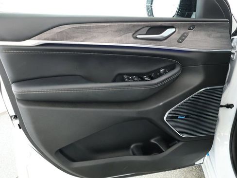 Used 2023 Jeep Grand Cherokee Overland w/ Luxury Tech Group IV image 9