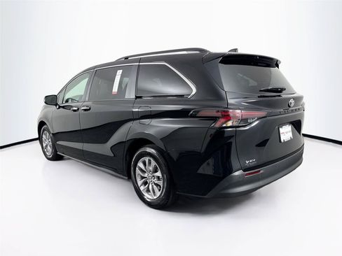 Certified 2026 Toyota Sienna XLE FWD image 13