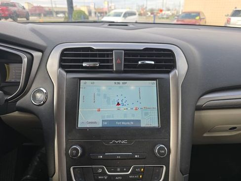 Used 2019 Ford Fusion SE image 16