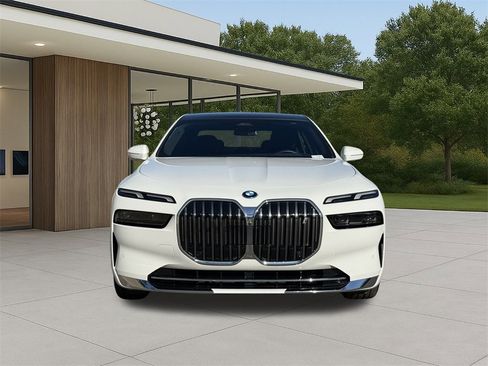 Used 2025 BMW i7 eDrive50 w/ Premium Package image 3