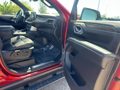 Used 2022 Chevrolet Suburban Z71 AWD/4WD image 16