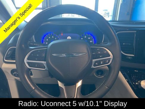 Used 2023 Chrysler Pacifica Touring-L FWD image 6