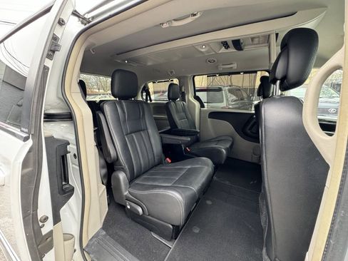 Used 2014 Chrysler Town & Country Touring image 18