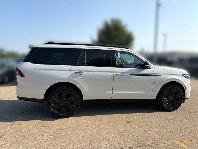New 2027 Lincoln Navigator Reserve w/ Jet Appearance Package AWD/4WD image 3
