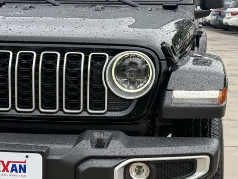 Used 2025 Jeep Wrangler Unlimited Sahara AWD/4WD image 12