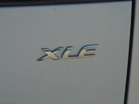 Used 2022 Toyota Corolla Cross XLE w/ Convenience Package FWD image 19