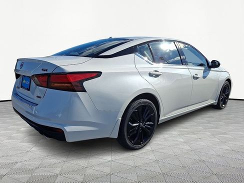Used 2023 Nissan Altima 2.5 SR w/ SR Premium Package image 7