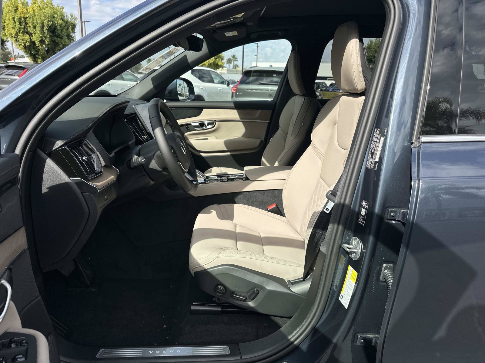 Used 2026 Volvo XC90 B6 Plus w/ Protection Package Premier AWD/4WD image 13