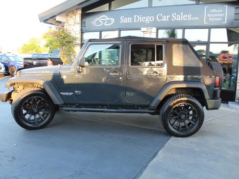 Used 2017 Jeep Wrangler Unlimited Rubicon w/ Connectivity Group AWD/4WD image 2