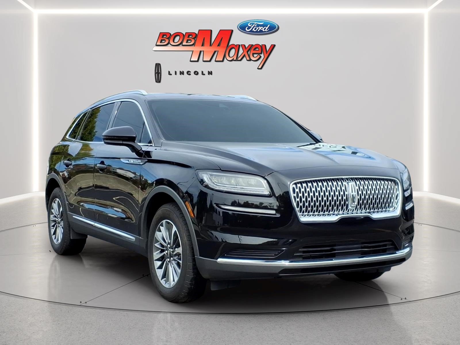 Used 2023 Lincoln Nautilus FWD w/ Premium Package image 3