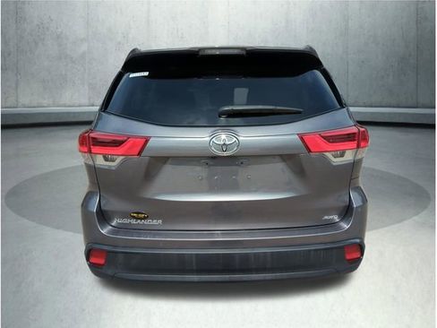 Used 2019 Toyota Highlander LE AWD/4WD image 5