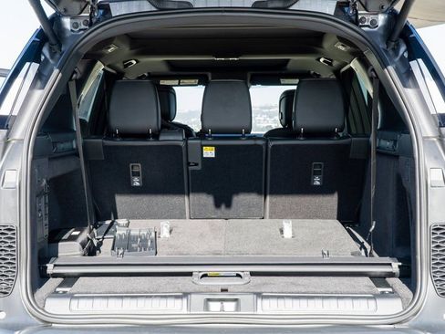 Used 2025 Land Rover Discovery S image 32