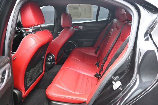 Used 2023 Alfa Romeo Giulia Veloce RWD image 11