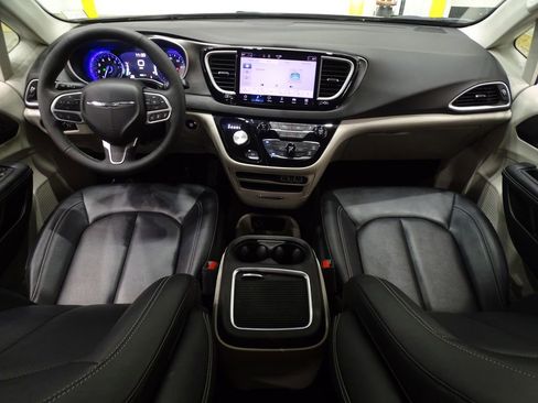 Used 2024 Chrysler Pacifica Touring-L image 24