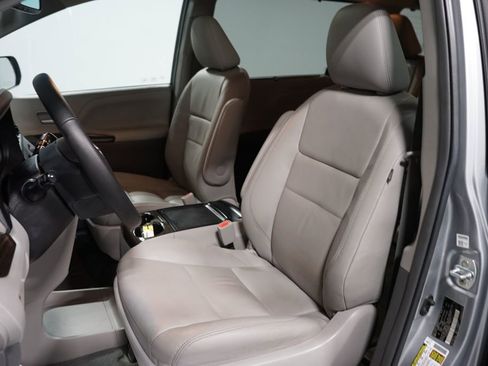 Used 2017 Toyota Sienna XLE image 27