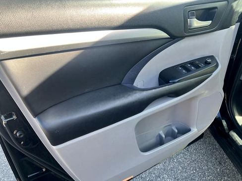 Used 2018 Toyota Highlander XLE AWD/4WD image 17