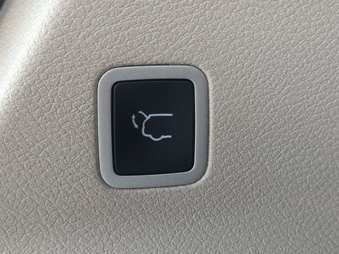 Certified 2024 Chrysler Pacifica Touring-L image 15