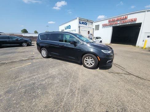 Used 2023 Chrysler Pacifica Touring-L FWD image 10