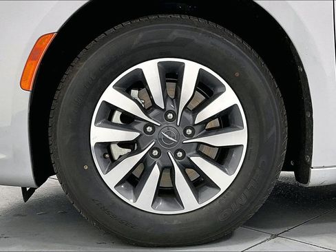 Used 2024 Chrysler Pacifica Limited FWD image 10