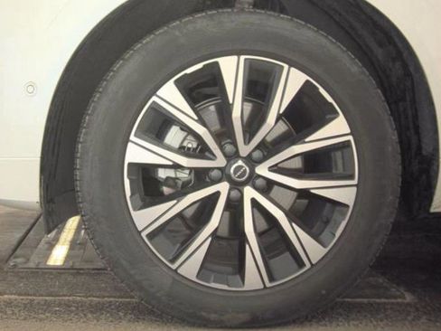 Used 2025 Volvo XC60 B5 Plus AWD/4WD image 8