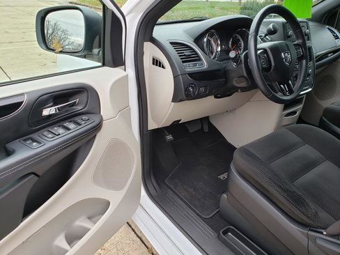 Used 2016 Dodge Grand Caravan SE image 10