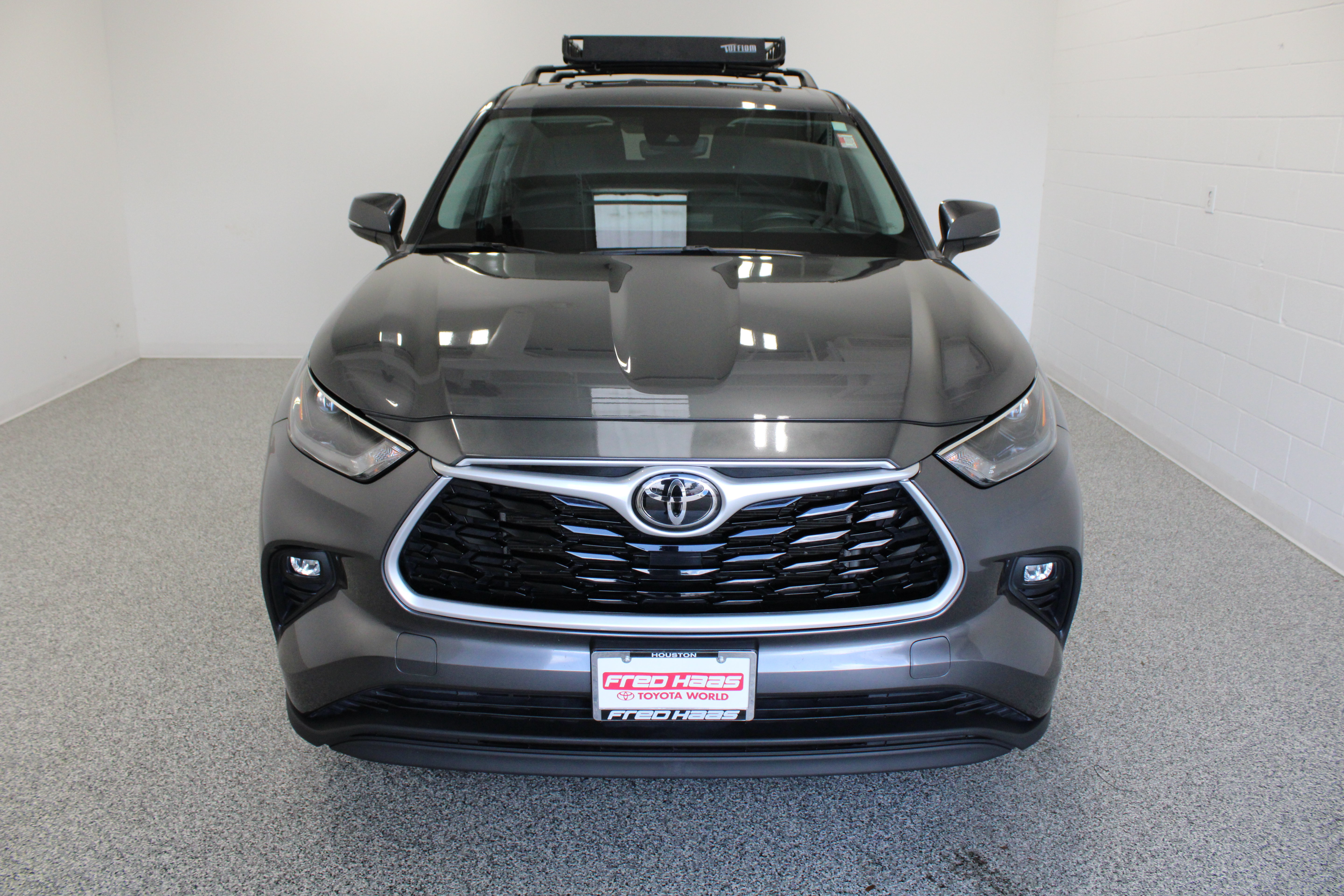 Used 2023 Toyota Highlander LE FWD image 3