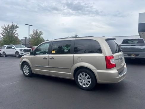 Used 2015 Chrysler Town & Country Touring w/ Driver Convenience Group FWD image 7