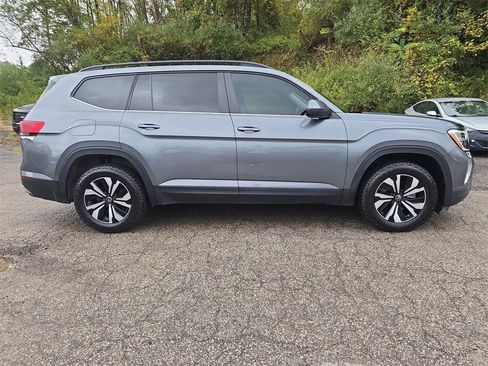 Used 2024 Volkswagen Atlas SE image 3