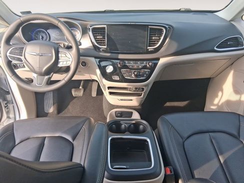 Used 2024 Chrysler Pacifica Touring-L image 10