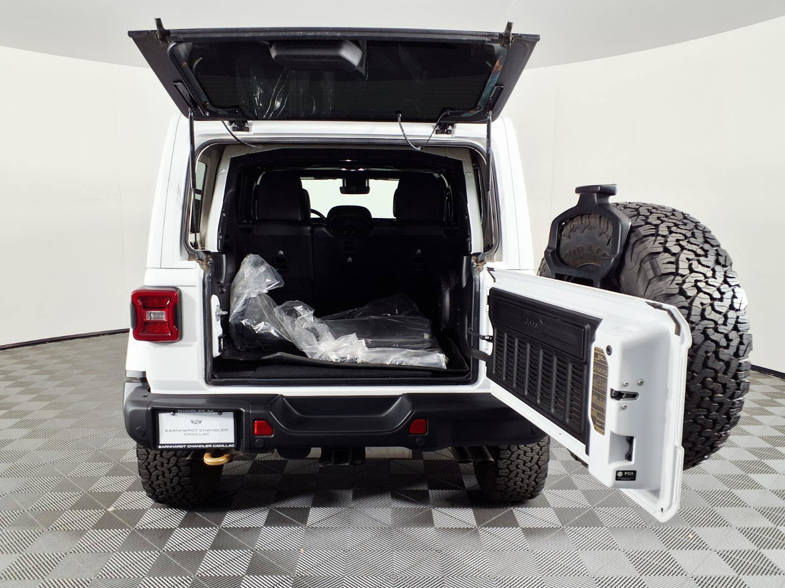 Used 2022 Jeep Wrangler Unlimited Rubicon w/ Trailer Tow Package AWD/4WD image 8