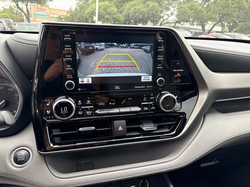 Used 2021 Toyota Highlander Limited FWD image 15