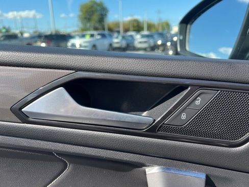 Used 2022 Volkswagen Tiguan SE image 19