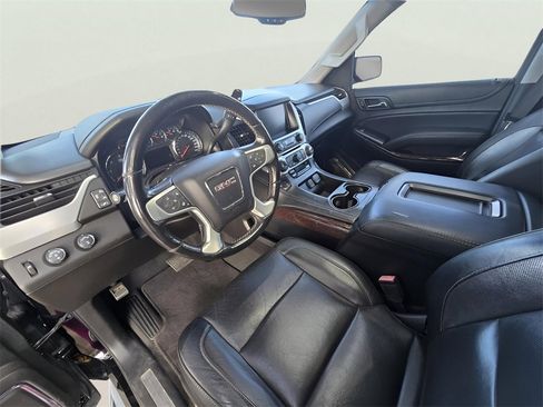 Used 2019 GMC Yukon XL SLT image 3