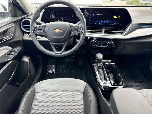 Used 2025 Chevrolet Trax LT FWD image 14