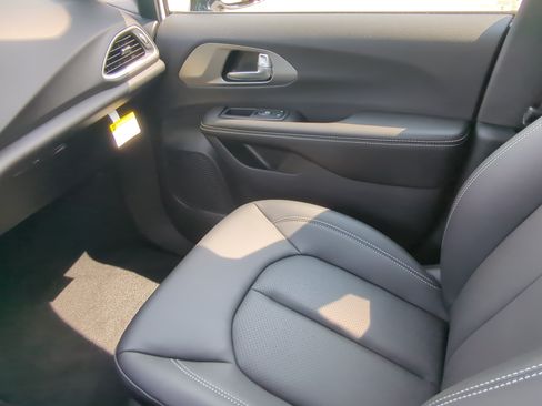 New 2027 Chrysler Pacifica LX FWD image 15
