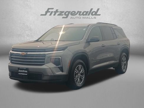 Used 2026 Chevrolet Traverse LT AWD/4WD image 2