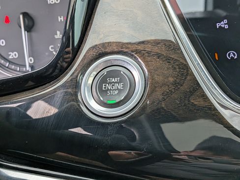 Used 2022 Cadillac XT6 Premium Luxury w/ Technology Package FWD image 32
