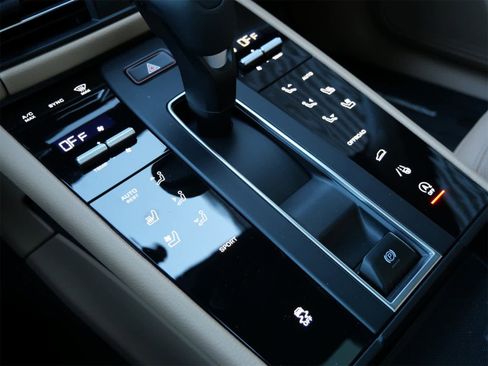 Used 2025 Porsche Macan image 17