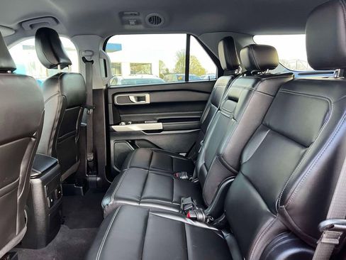 Used 2022 Ford Explorer XLT w/ Equipment Group 202A AWD/4WD image 11